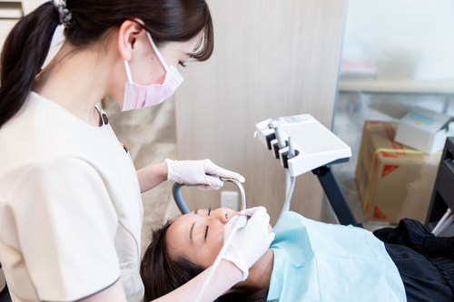 国家資格を持つ歯科医師・歯科衛生士が施術を全て担当